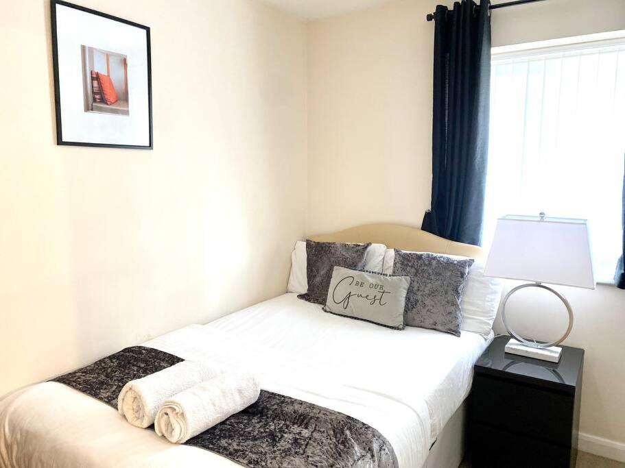 Amazing 2-Bed City Centre Apt With Parking コヴェントリー エクステリア 写真