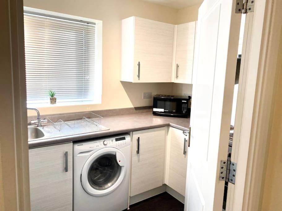 Amazing 2-Bed City Centre Apt With Parking コヴェントリー エクステリア 写真