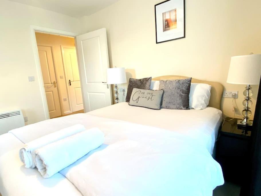 Amazing 2-Bed City Centre Apt With Parking コヴェントリー エクステリア 写真